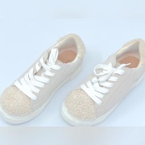 Treasure & Bond kids’ Kamila Cozy Faux Fur Trim Sneaker In Natural Color